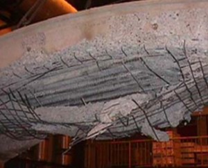 Viga que sofreu “explosive spalling”, estrutura comprometida.