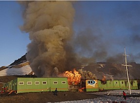 Fogo_Reuters_Armada_de_Chile_25022012_288