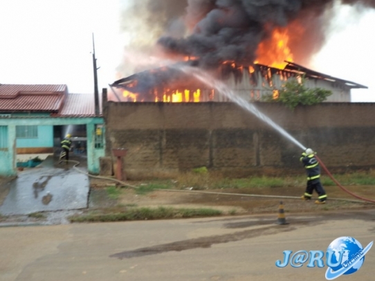 jaru-incendio-de-grandes-proporcoes-destroi-deposito-de-loja-de-eletrodomesticos542x304_39541aicitonp17e18g77g17ma1574181n17qs1o0mj