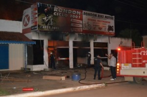 jaru-incendio-de-grandes-proporcoes-destroi-loja-de-motocicletas-e-bicicletas542x304_41681aicitonp17n10na0bh8r1dj060t1bj4lkv1