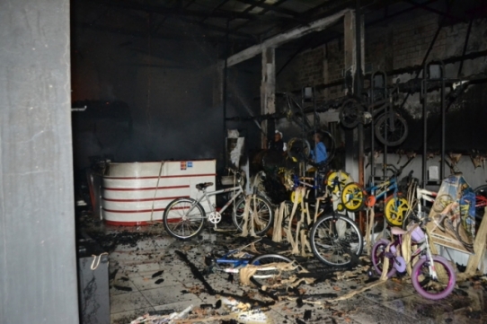 jaru-incendio-de-grandes-proporcoes-destroi-loja-de-motocicletas-e-bicicletas542x304_41681aicitonp17n10na0c1dbe5nm1d5q15n11va43
