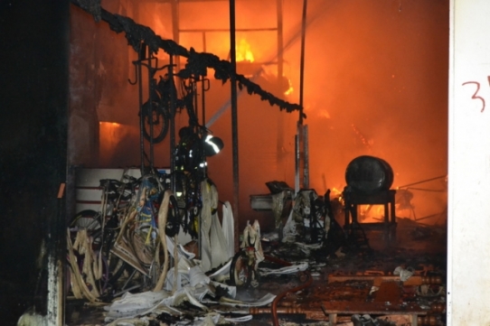 jaru-incendio-de-grandes-proporcoes-destroi-loja-de-motocicletas-e-bicicletas542x304_41681aicitonp17n10na0c1mkaq621e161rcqgka6