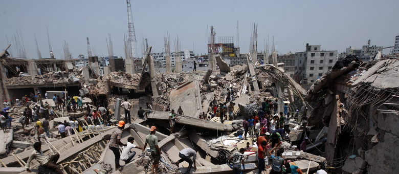 AL MENOS 28 MUERTOS EN EL DERRUMBE DE UN EDIFICIO EN BANGLADESH