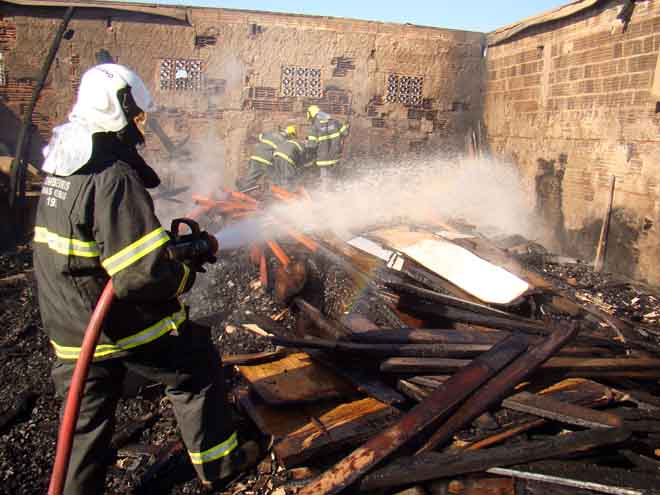 incendio misterioso destroi marcenaria no pq das americas (17)