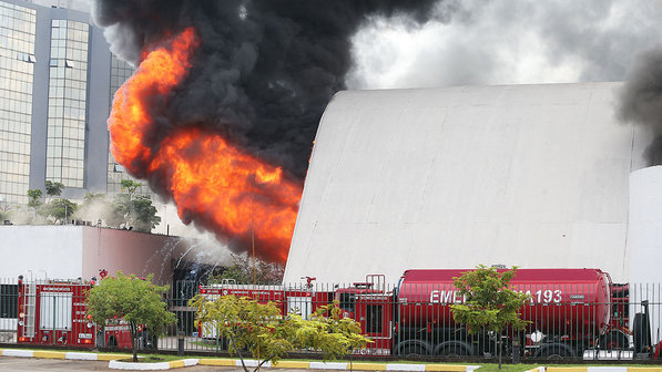 brasil-incendio-memorial-america-latina-20131129-09-size-598