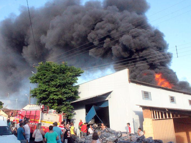 Incêndio destrói fábrica de solados de borracha em Guaxupé (Foto: Jornal Jogo Sério)