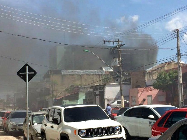 Fogo se alastrou e bombeiros ainda tentam conter as chamas (Foto: Matheus Castro/G1 AM)