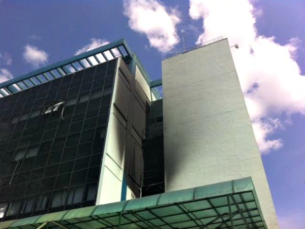 Fogo destruiu máquina no segundo andar do prédio (Foto: Adneison Severiano/G1 AM)