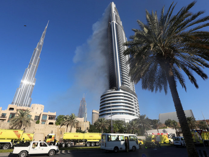 Coluna de fumaça sobe a partir do Address Downtown Hotel em Dubai na sequência de um incêndio que tomou conta de vários andares do edifício - 01/01/2016(VEJA.com/Reuters)