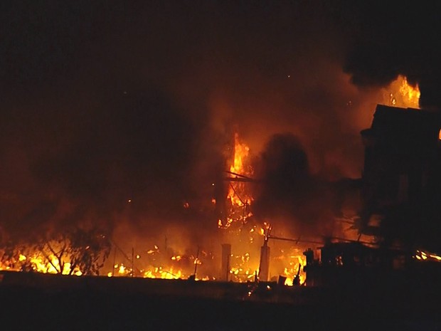 Chamas consomem prédio de empresa em São Bernardo do Campo (Foto: Reprodução: TV Globo)