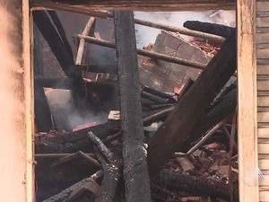 Lojas foram completamente destruídas pelo fogo (Foto: Reprodução/TV Bahia)