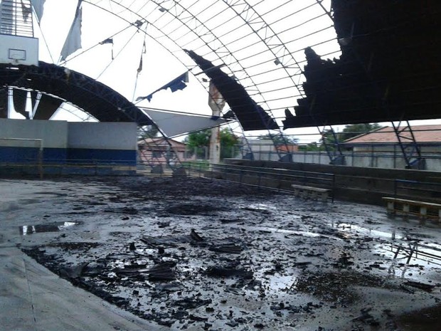 Parte do teto do ginásio de Nova Olinda ficou destruída (Foto: Divulgação/Corpo de Bombeiros)