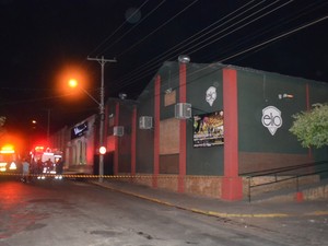 Fogo teria começado em uma mesa de som (Foto: Rafael Machi/Diário de Penápolis)