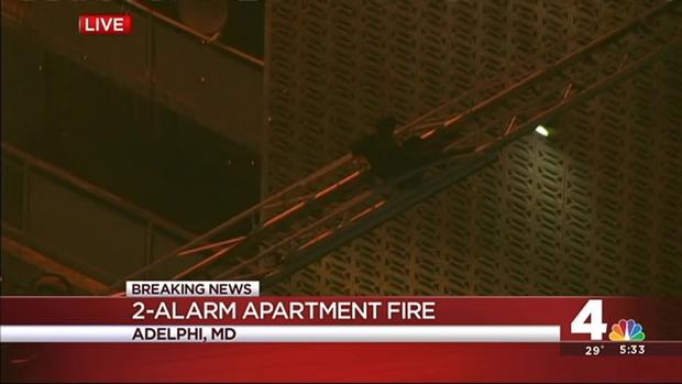 Firefighters help residents out of a burning six-story apartment building. News4's Chris Lawrence reports from the Live Desk. (Published Wednesday, Jan. 13, 2016) - Fonte: nbcwashington.com