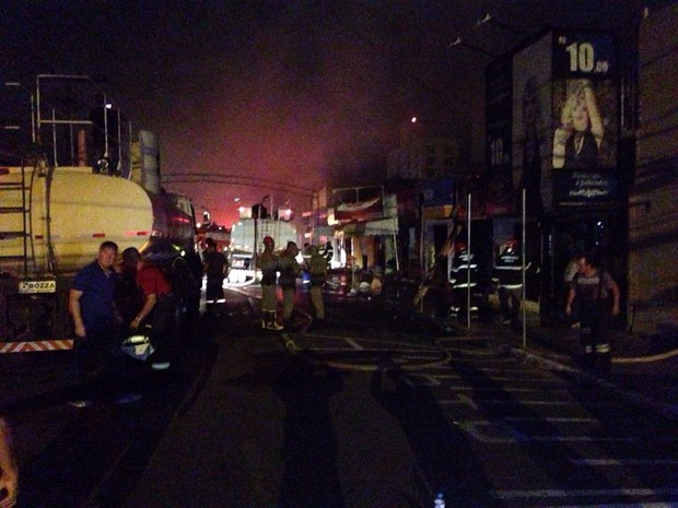 Bombeiros combatem incêndio em Guaíba, na Região Metropolitana (Foto: Josmar Leite/RBS TV)