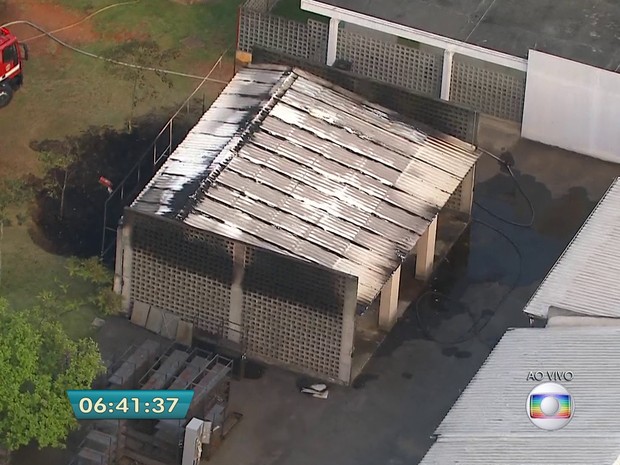 Incêndio atingiu área de cinemateca na madrugada desta quarta (Foto: Reprodução/TV Globo)