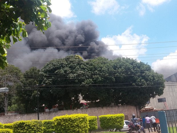 Segundo os bombeiros, o fogo na fábrica foi percebido por volta das 12h deste domingo (7); combate ao fogo tem o reforço do Corpo de Bombeiros de Londrina (Foto: Luciano Moraes / Arquivo Pessoal)