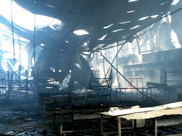 Depois de o incêndio controlado, sobrou pouco do que era a fábrica de móveis e estofados em Arapongas (PR) (Foto: Gilberto Quilezi / Arquivo Pessoal)