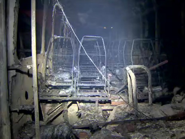 Incêndio em garagem destrói 31 ônibus em São José dos Campos, SP (Foto: Reprodução/ TV Vanguarda)