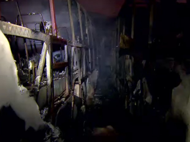 Incêndio em garagem destrói 31 ônibus em São José dos Campos, SP (Foto: Reprodução/ TV Vanguarda)