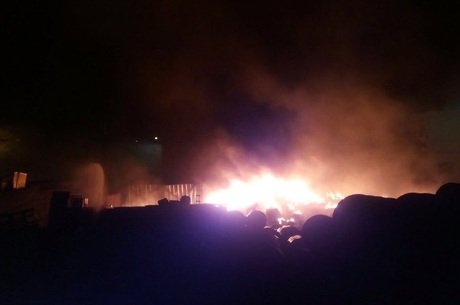 Galpão foi completamente destruído pelo incêndio (Corpo de Bombeiros/ Divulgação)