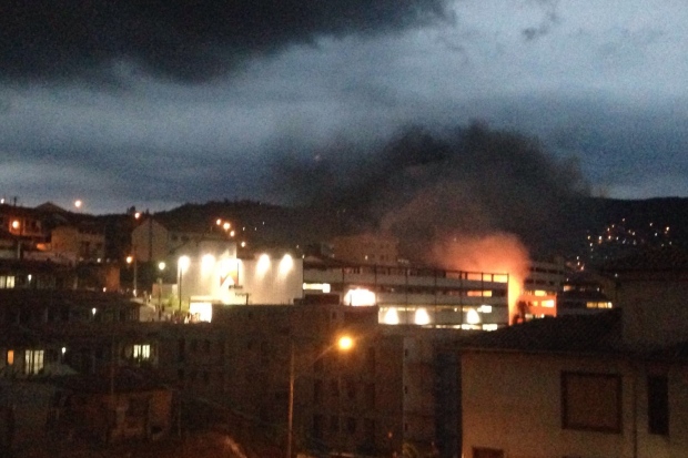 Moradores da região registraram incêndio em supermercado