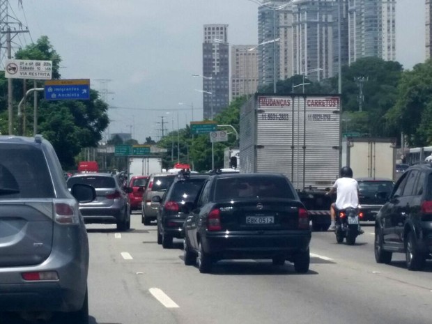 Acidente entre caminhões na Avenida dos Bandeirantes, na Zona Sul de São Paulo, causa reflexos no trânsito da Marginal Pinheiros, no sentido Interlagos (Foto: Tatiana Santiago/G1)