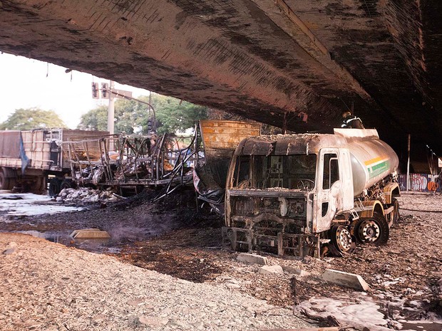 Acidente envolvendo dois caminhões, um deles um caminhão-tanque, na Avenida Bandeirantes, causou uma explosão na madrugada deste sábado (13) (Foto: Mario Ângelo/SigmaPress/Estadão Conteúdo)