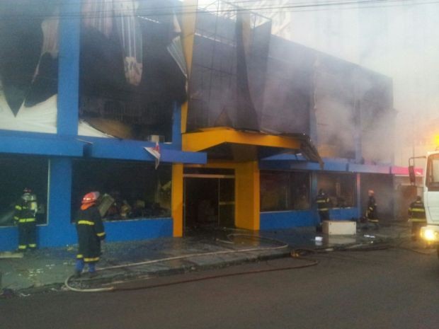 Incêndio começou no depósito da papelaria (Foto: Giliardy Freitas / TV TEM)