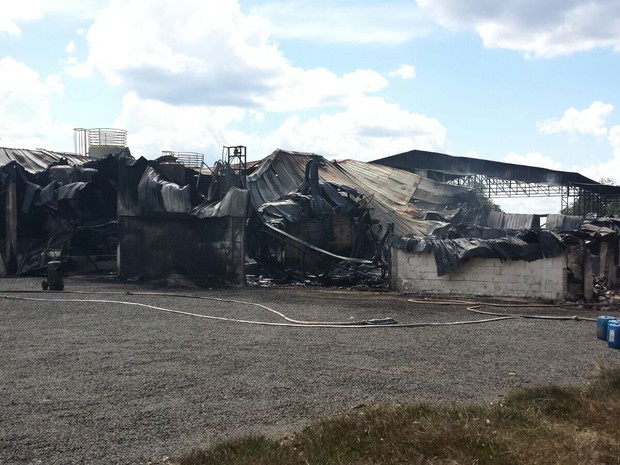 Barracão caiu e apenas parte da estrutura dos fundos ficou em pé. (Foto: Eduardo Sozo/EPTV)