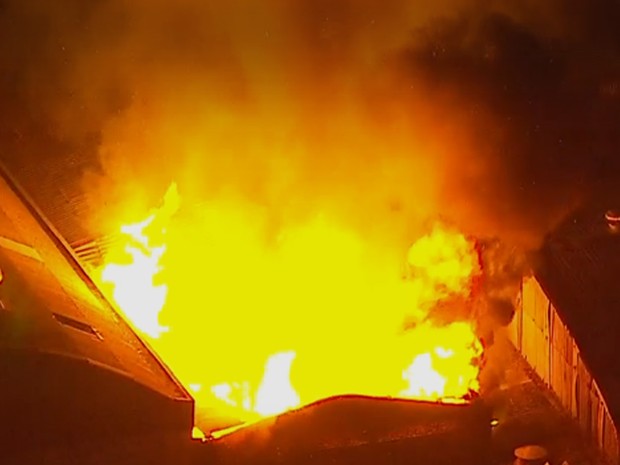 Incêndio atinge madeireira em Osasco, na Grande São Paulo (Foto: Reprodução/TV Globo)