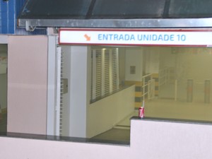 Fumaça atingiu a unidade 10 da faculdade. (Foto: Gabriel Machado/G1AM)