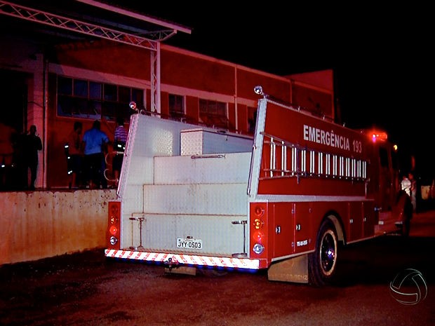 Incêndio queimou merenda e remédio em almoxarifado da Prefeitura de Tangará da Serra (Foto: Reprodução/TVCA)