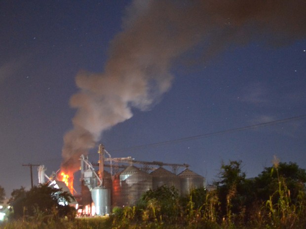 Quatro viaturas dos bombeiros foram utilizadas no combate às chamas (Foto: Sérgio Maciel/Cedida)