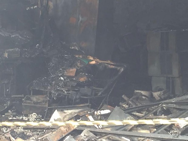 Bombeiros levaram 4h para controlar o incêndio na universidade (Foto: David de Tarso/TV Fronteira)