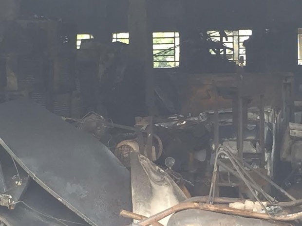 Incêndio atingiu armazém do campus 2 da universidade, em Presidente Prudente (Foto: David de Tarso/TV Fronteira)