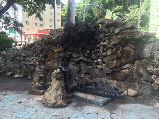Monumento à Lenda do Ipupiara foi destruído (Foto: Carlos Abelha / G1)