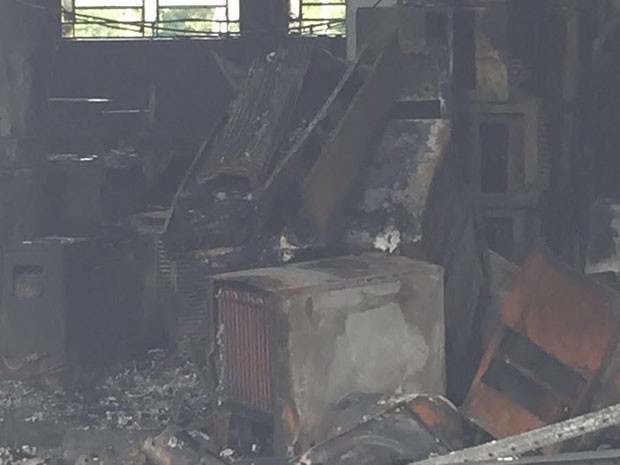 Bombeiros levaram 4h para controlar o incêndio na universidade (Foto: David de Tarso/TV Fronteira)