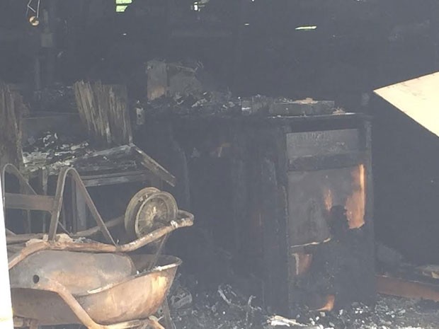 Bombeiros levaram 4h para controlar o incêndio na universidade (Foto: David de Tarso/TV Fronteira)