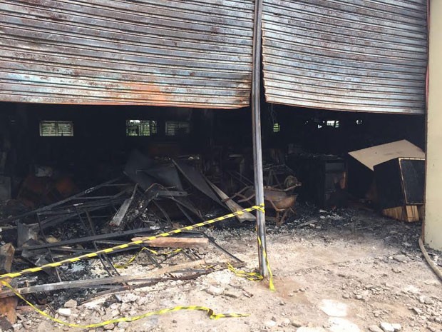 Incêndio atingiu armazém do campus 2 da universidade, em Presidente Prudente (Foto: David de Tarso/TV Fronteira)