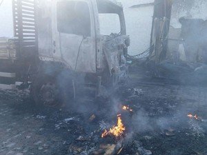 Cabine de caminhão fica destruída em incêndio (Foto: Cb Marcelo Silva/ Corpo de Bombeiros)