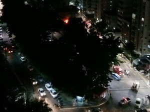 Às 18h30, o incêndio ainda não havia sido controlado (Foto: Marina Bonelli/acervo pessoal)