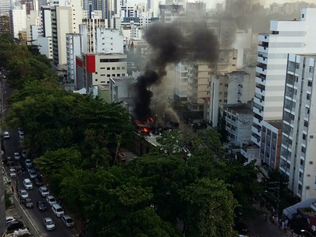 Incêndio começou pouco antes das 16h (Foto: Marina Bonelli/acervo pessoal)