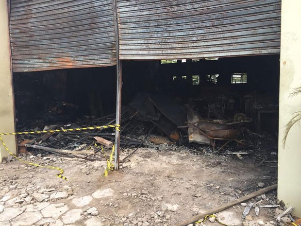 Incêndio atingiu armazém do campus 2 da universidade, em Presidente Prudente (Foto: David de Tarso/TV Fronteira)