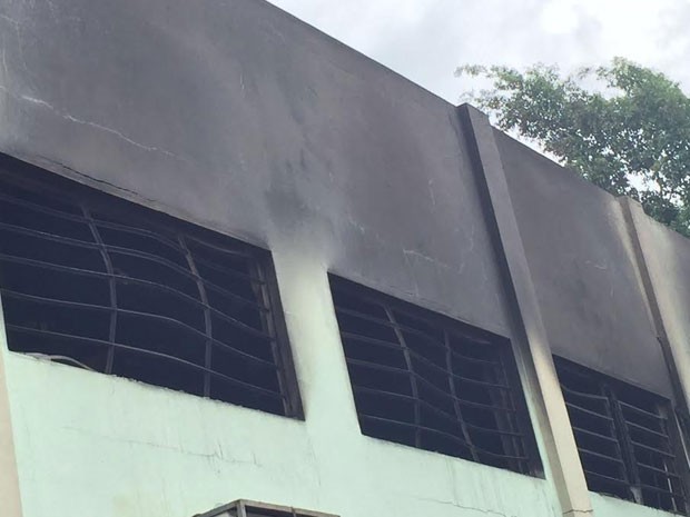 Foram utilizados 63 mil litros de água para combater o incêndio (Foto: David de Tarso/TV Fronteira)