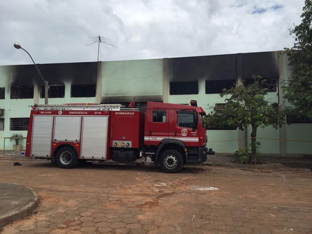 Bombeiros levaram 4h para controlar o incêndio na universidade (Foto: David de Tarso/TV Fronteira)