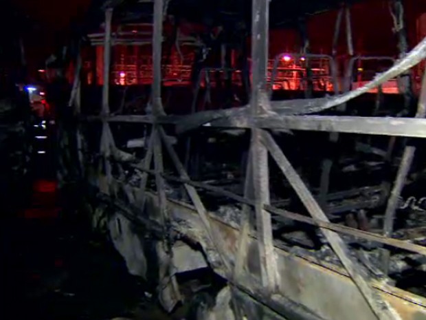Incêndio em garagem destrói 31 ônibus em São José dos Campos, SP (Foto: Reprodução/ TV Vanguarda)