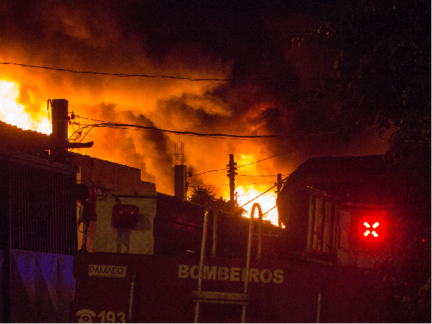 Incêndio em depóstio de recicláveis na região de Socorro (Foto: Marco Ambrosio/Estadão Conteúdo)