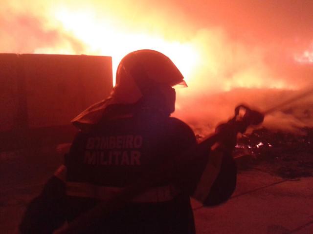 Fogo começou ainda durante a noite de segunda-feira e 11 veículos foram deslocados para o local. Foto: Bombeiros