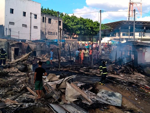 Incêndio destruiu barracas da Feira do Rolo, em Feira de Santana (Foto: Aldo Matos/Acorda Cidade)